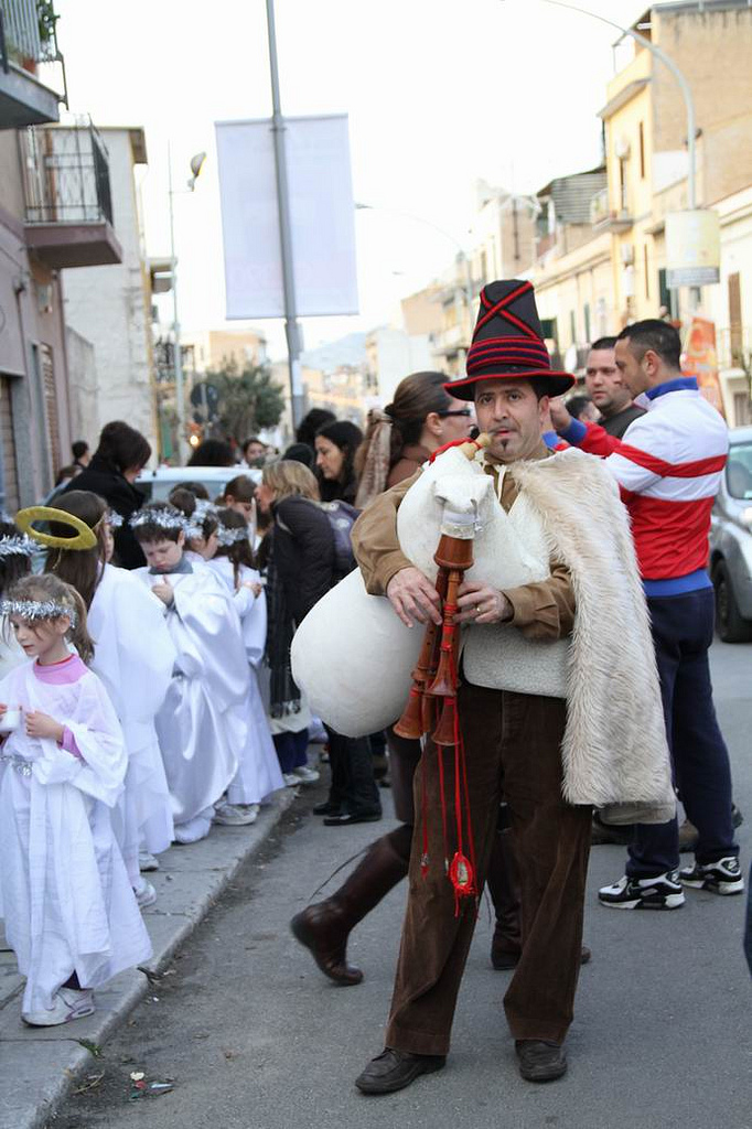 Anche gli zampognari per le vie del quartiere